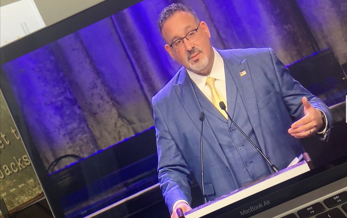Bilingualism and biliteracy are students' superpowers. Tengo mucha fé y ustedes me dan fé. Valuing their native language and culture as assets. The deficit mentality needs to be removed, Dr. Miguel Cardona <a href="/SunnyHill220/">Sunny Hill Elementary School</a> @CArmendarizMxwl <a href="/edgar_dlm_gtz/">Edgar De La Mora</a> <a href="/SDL220/">Barrington 220 Spanish Dual Language</a> <a href="/DrGillSchultz/">Becky Gill</a>