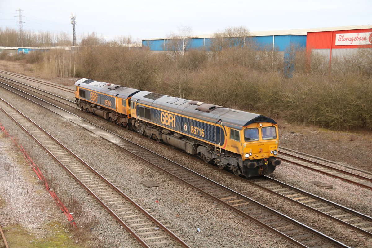 MColes_Railways's tweet photo. Another @GBRailfreight Class 66 chalked off.
Caught 66790 with classmate 66716 working light engine on the 0O01 Doncaster - Eastleigh heading through Banbury earlier this afternoon.
#trains #railways #trainspotting #Class66 #Shed #GBRf #LightEngine #Locomotive https://t.co/iOzMB4BpOd