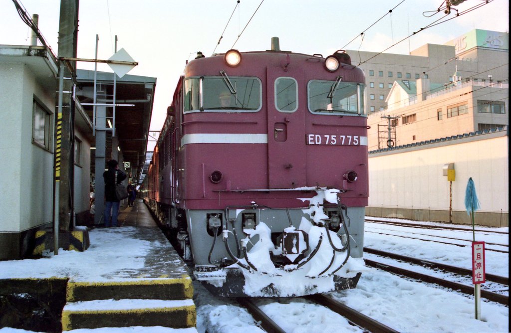 Badger0312's tweet photo. 寝台特急あけぼの

東北本線・陸羽東線・奥羽本線経由の運転も残すところあと一ヶ月といった頃の様子。秋田駅ではED75重連からED75単機への機関車付け替え作業。

1997-2-9 秋田駅 https://t.co/VPOhiDtno7