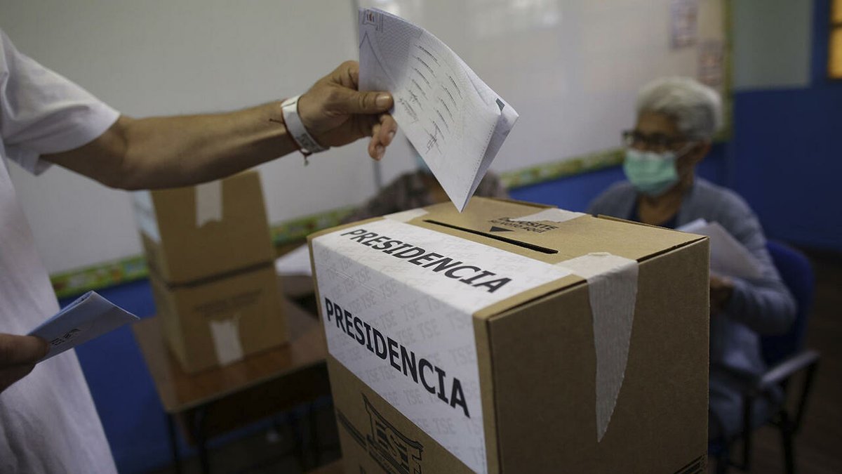 annenviva13's tweet photo. #EleccionesCRTSE de #CostaRica informa inicio de primera sesión oficial de escrutinio definitivo de 6.487 JRV de #eleccionesCR2022 del Domingo. Escrutinio con propietarios, suplentes, 17 funcionarios electorales y 1 fiscal de 25 partidos políticos. Nivel de abstencionismo 40,26% https://t.co/2VR5phYSUS
