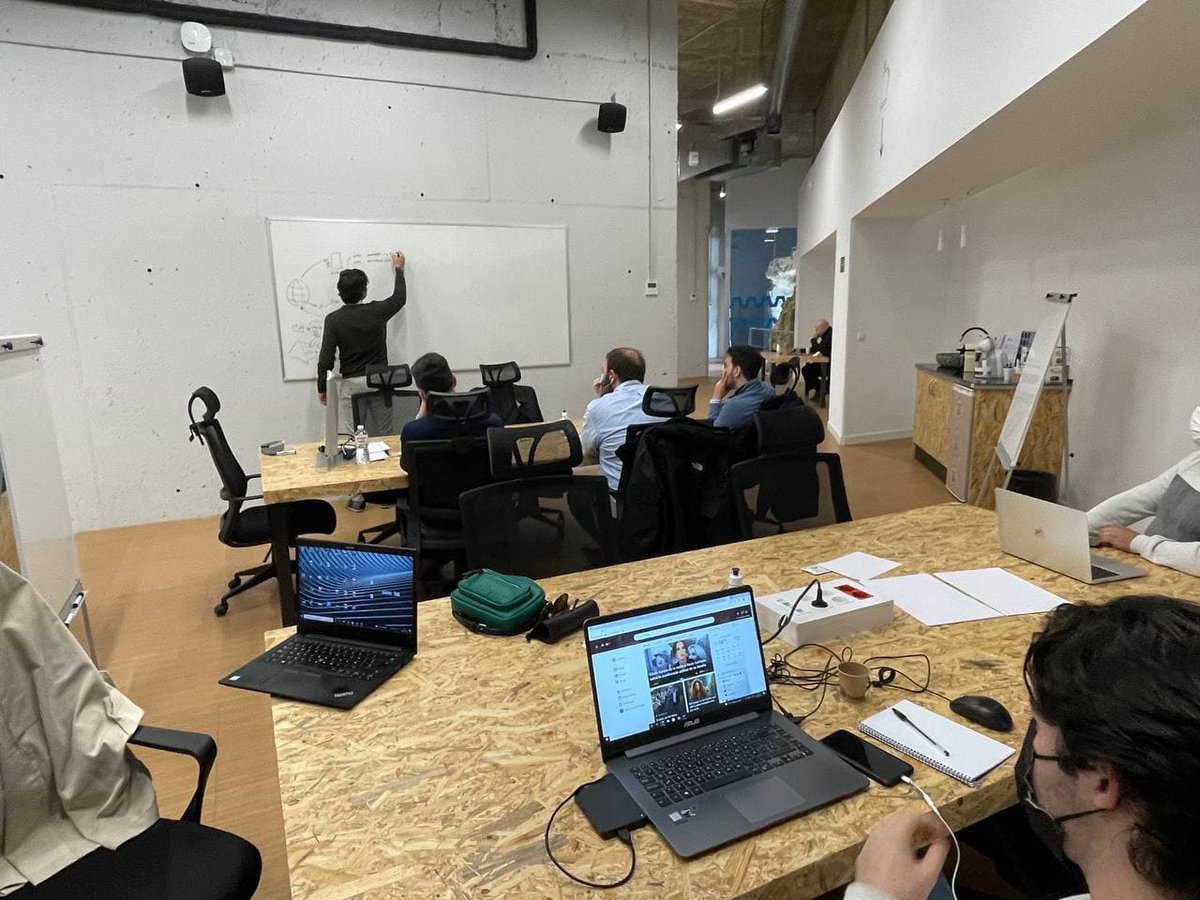 👋Hoy, nuestro mentor en Hardware y Fabricación digital, Miguel Ángel López Navarro, ha venido a visitarnos a #ElÁngulo y ha tenido una mentoría grupal con las #startups sobre fundamentos de redes para web 🖥️