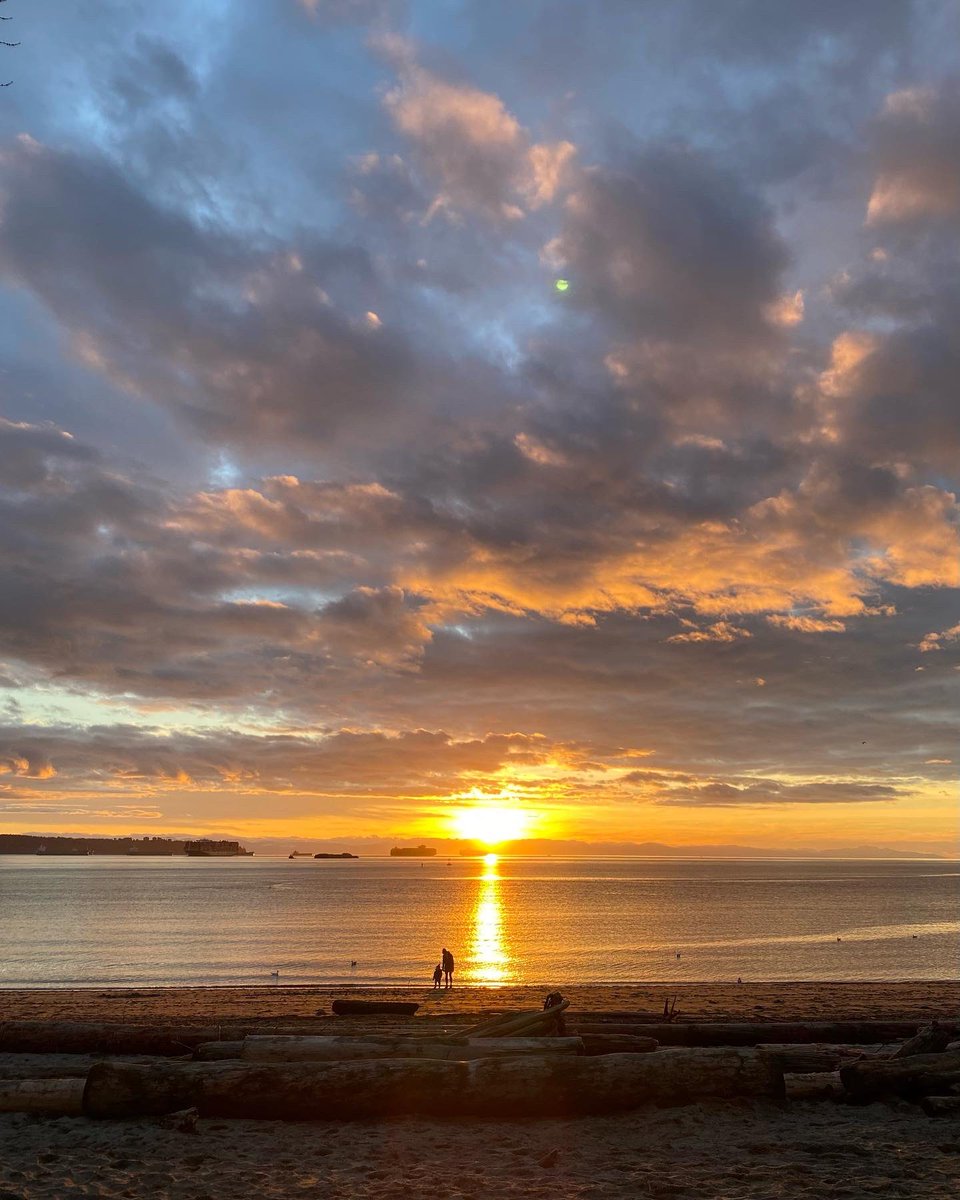 Atomos's tweet photo. Working on this beautiful Ambleside sunset from last night. Just an amazing sight. #sunset #vancouver #markpilon https://t.co/b9xgS5n0nq https://t.co/wOc12KTINw