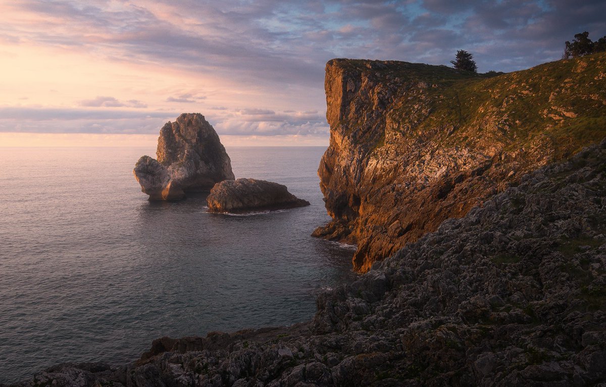 No es lo que ves, es lo que sientes, el momento, el lugar! 
Enjoy 😎
#hacerfotos  #Longexposure #landscapephotography #viajes  #NFTCommunity #NaturePhotography #nature #NFTPhotographer #Travel #Asturias #Spain #sunsetphotography