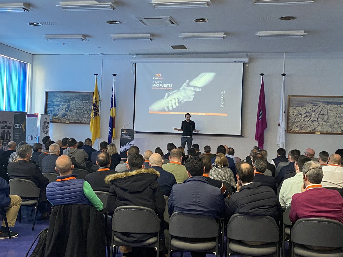 grupo_peisa's tweet photo. ¡Sorpresa! 🎉
Cierra el #grudieventopeisa la divertida actuación del actor y monologuista @JuanDavilaActor 

👏🏽👏🏽 Un rato distendido para compartir también buenos momentos juntos! 

#grudievento @grupo_peisa
#siemprecontigo https://t.co/sFD9zc7j4o