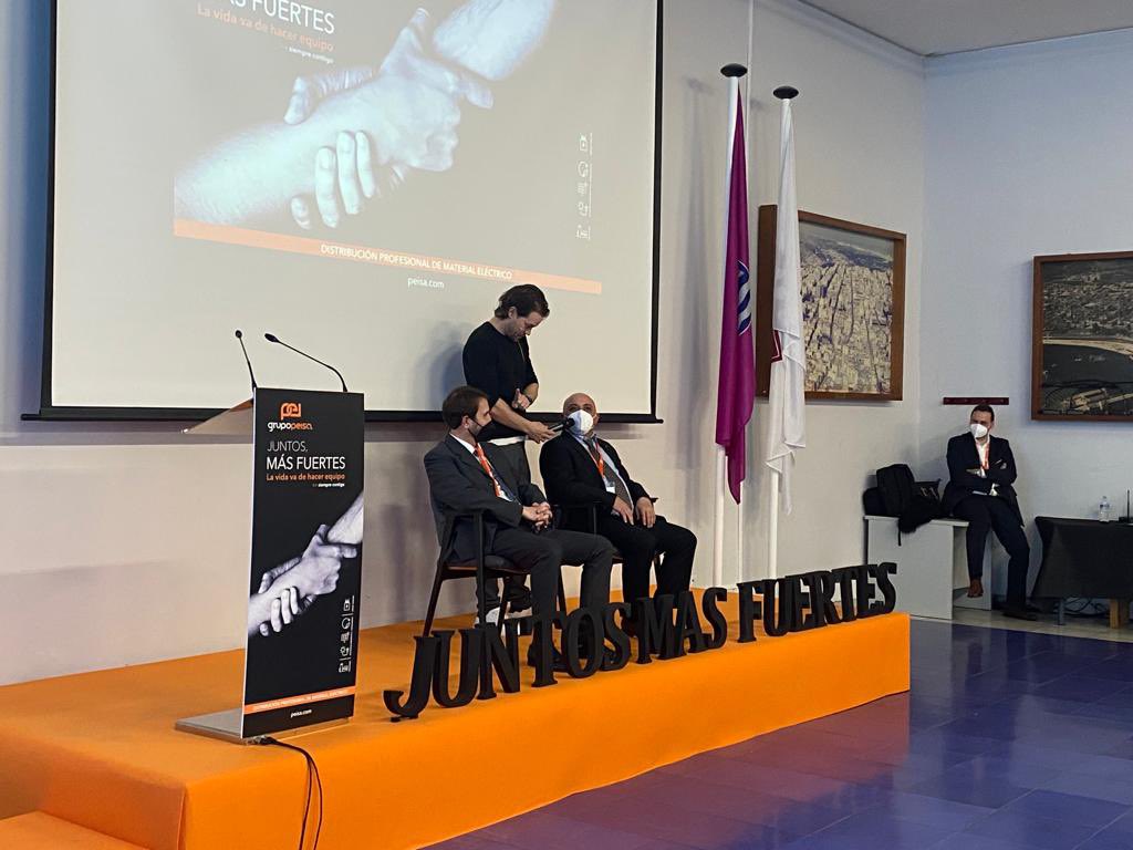grupo_peisa's tweet photo. ¡Sorpresa! 🎉
Cierra el #grudieventopeisa la divertida actuación del actor y monologuista @JuanDavilaActor 

👏🏽👏🏽 Un rato distendido para compartir también buenos momentos juntos! 

#grudievento @grupo_peisa
#siemprecontigo https://t.co/sFD9zc7j4o