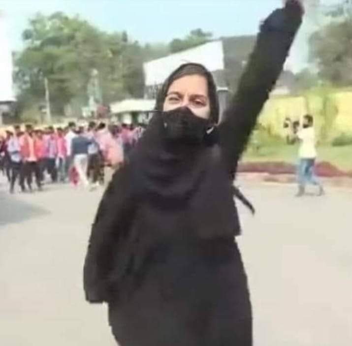 YasminPerween7's tweet photo. #اللہ__اکبر________ 
 
#جنگ میں لڑتا ہوا  #گلاب  دیکھا  ہے ___
#لہولہان آنکھوں میں #خواب دیکھا ہے ____
کہیں گے لوگ یہ #فخر سے #صدیوں تک_____
کہ ہم نے #نقاب میں #انقلاب دیکھا ہے_______

#حجاب_____ 

#ياسمين_پروین______ https://t.co/Aa01OQFidu