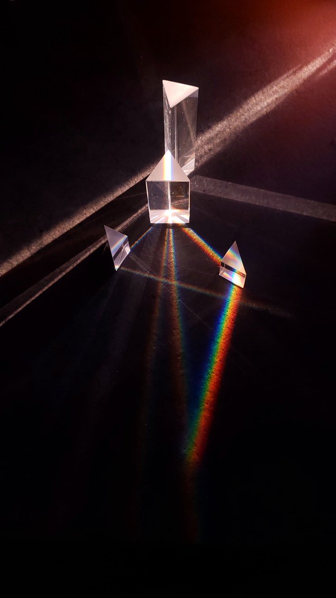 HolidayNugs's tweet photo. Good Morning! I think I looked at the prisms too long the other day 😅 seeing rainbows everywhere now https://t.co/N20bHNHUi8