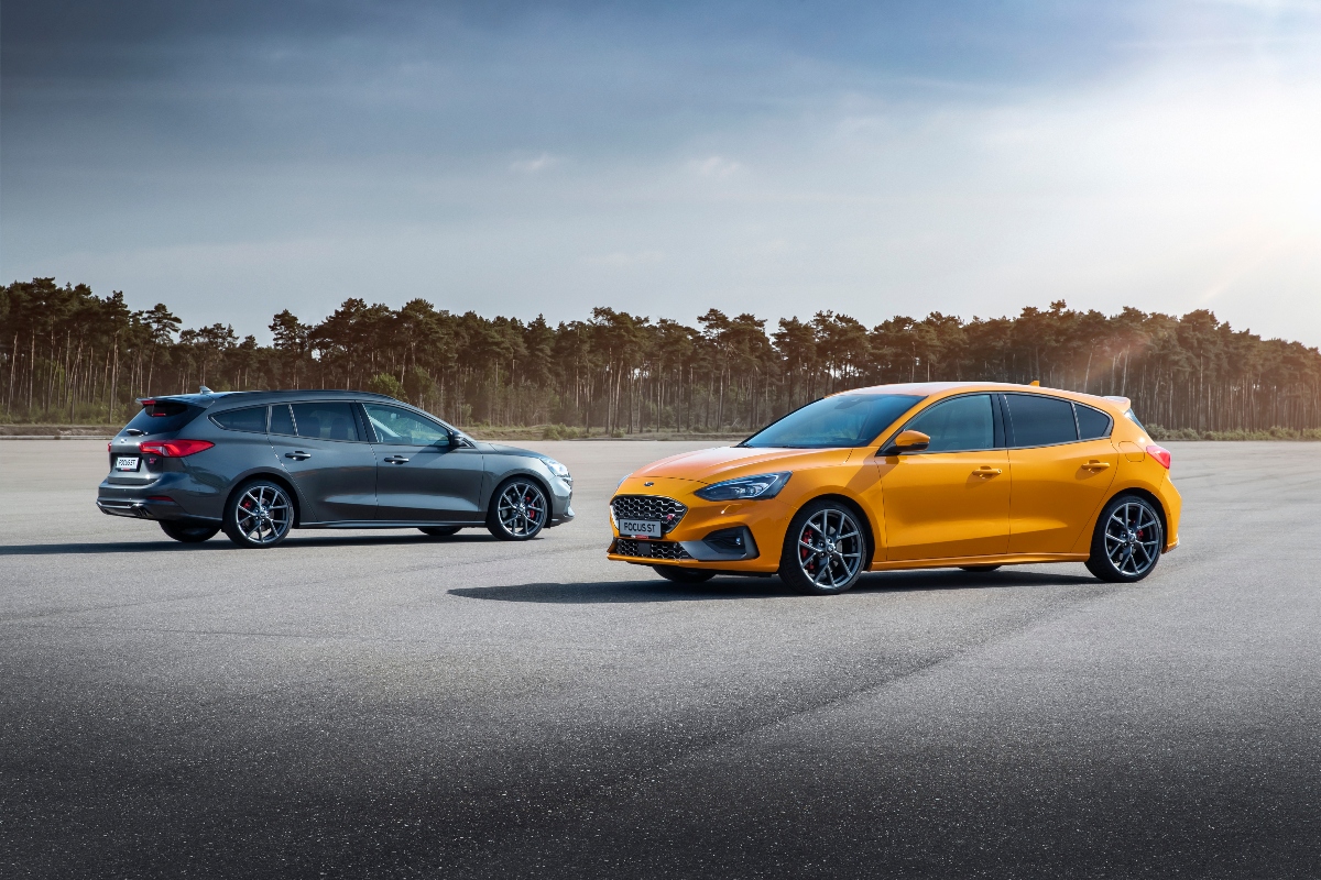 yourfordcentre's tweet photo. How could we forget about these? 🔥
Which is your favourite – #PerformanceBlue or #OrangeFury? @forduk @FordPerformance https://t.co/ung4p7Rxhd