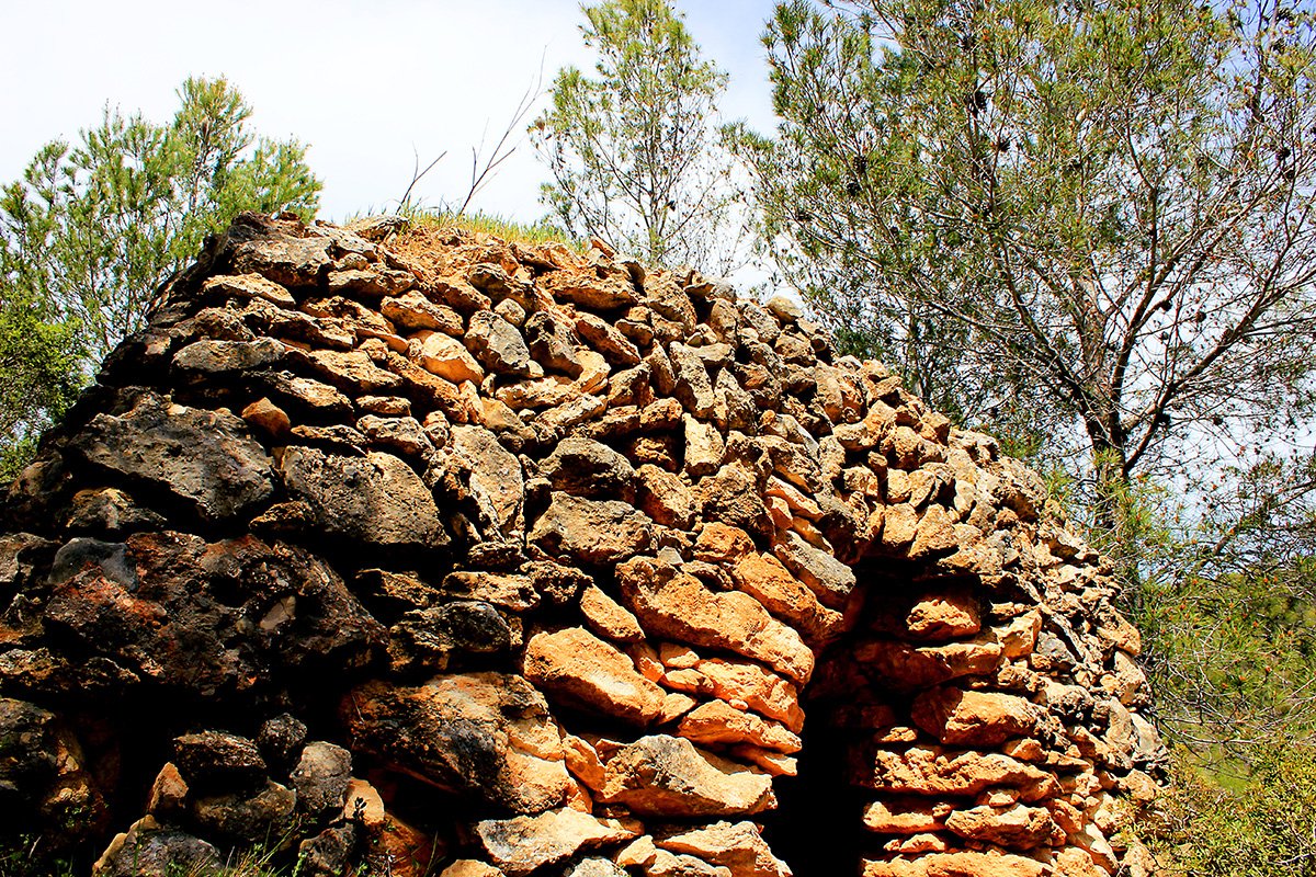 MasLlagostera's tweet photo. A #MasLlagostera hem recuperat un camí que envolta la finca i que permet passar per set barraques de #pedraseca i imaginar com les feien servir els pagesos i pastors. Si vols descobrir els secrets del #Penedès #rural, truca'ns al 635556955.
@penedesturisme 
#catalunyaexperience https://t.co/FjVZyDrbnq