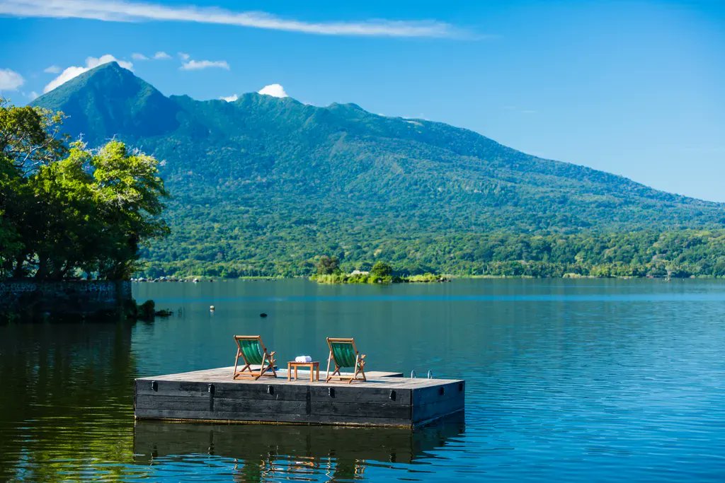 Пресноводное озеро в латинской америке самое большое. Никарагуа озеро Манагуа. Озеро Лаго де Никарагуа. Озеро Апойо в Никарагуа. Никарагуа природа.