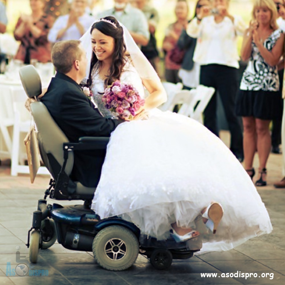 “Cuando amas a alguien amas a la persona tal como es y no como te gustaría que fuera”. -León Tolstói