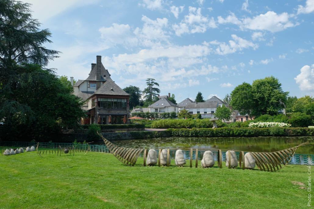 C'es l'un des poumons verts de #Châteaubourg

🌳Le parc d'Ar Milin' se découvre en toutes saisons pour le charme de son architecture naturelle.

Bel écrin pour les œuvres, entre sculptures et installations in situ, lors de l'expo d'art monumental «Jardin des Arts»

©️Charles Crié