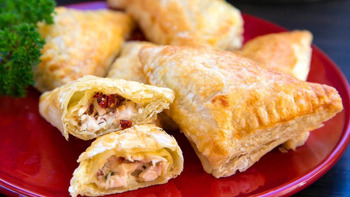 Working on your Super Bowl spread? These Chicken and Bacon Rolls combine sun-dried tomatoes, cream cheese, chicken, and bacon within flakey pastry sheets for the perfect bite-sized shareable!

Recipe here 👉 calsundry.com/chicken-and-ba…