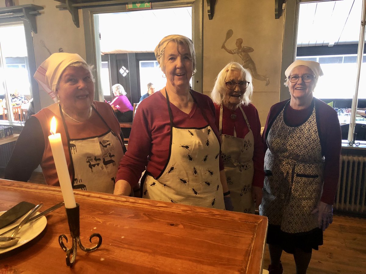 AnnikaUnt's tweet photo. Lycka! Saftig kålpudding lagad med stor kunskap av dessa puddingar. Varje tisdag serveras husmanskost i restaurangen på #jamtli i @visitostersund https://t.co/H6c3k7FscV