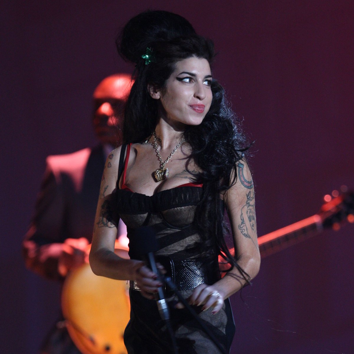 backtocamden's tweet photo. let’s remember all amy winehouse’s appearances at "brit awards" 💘 2004, 2005, 2007 &amp; 2008. #brits2022 https://t.co/IPimIClkJV
