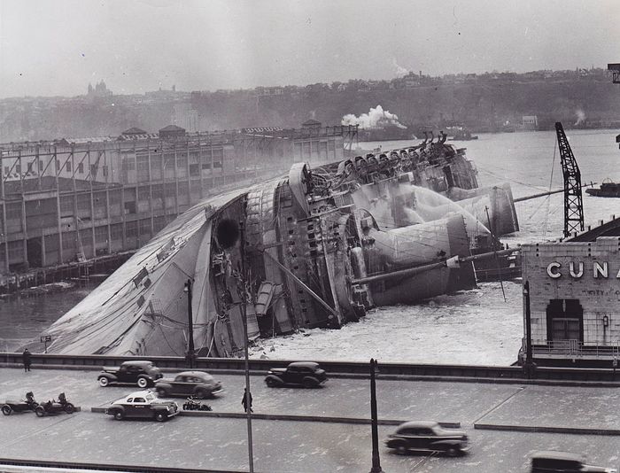 Trois_Ponts's tweet photo. Le 9 février 1942, le paquebot Normandie - renommé USS Lafayette par les Américains - chavirait dans le port de New-York. Une bien triste fin pour ce qui fut un bien beau navire ! https://t.co/v2B03obM7n