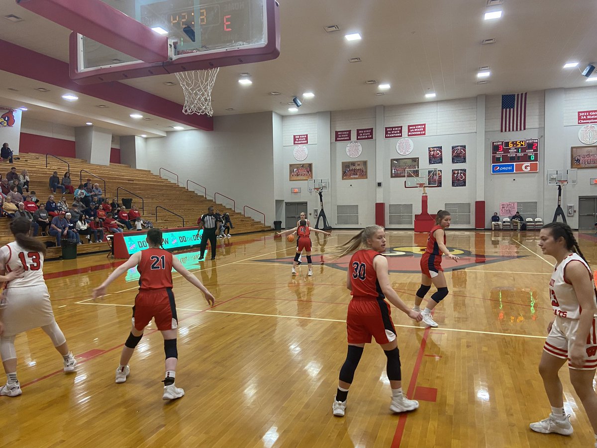 TheMattStJean's tweet photo. Big night of hoops in the Sip! District tournaments underway first stop: @PineGrovehoops and @WalnutBKB https://t.co/WhTJi3YEmE