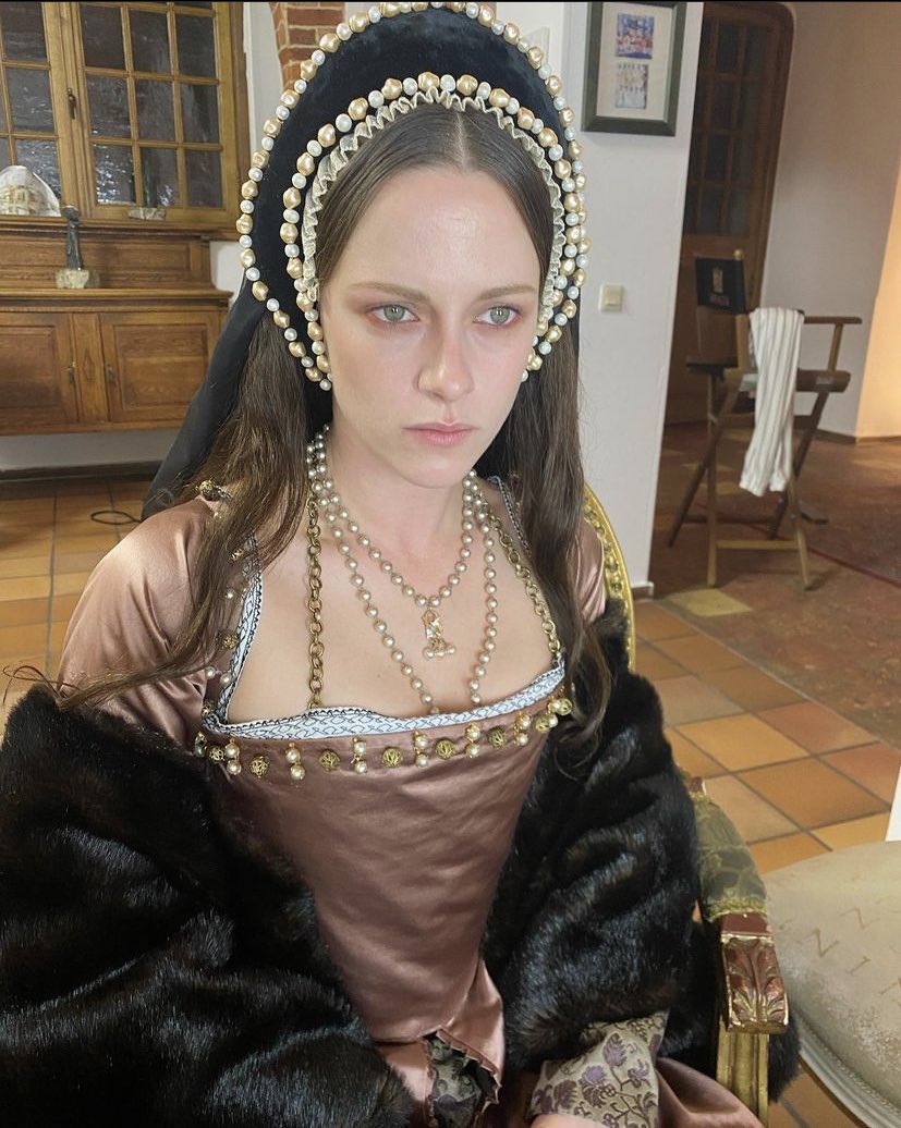 Kristen Stewart as Anne Boleyn in Spencer. For some reason I really like this look 😅