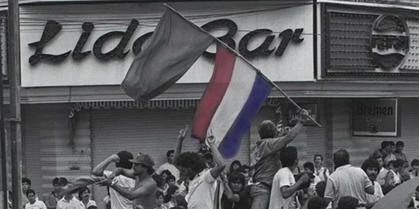 leoberniga's tweet photo. [HILO] La Embajada Americana 🇺🇸, desde 1947 fue actor importante de los momentos políticos en Paraguay. Son sensibles sus antecedentes de intervención en la consolidación de la ANR en el gobierno, el Stronismo, Narcotráfico y Horacio Cartes. Aquí un recuento🧵¿Qué seguirá? https://t.co/rS220xIhRz
