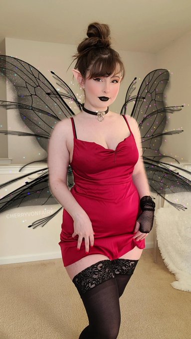 Quick cosplay of goth Tinkerbell 🌟 inspired by @RumblyF's artwork ❤️🖤. https://t.co/ptPR6Mnu92