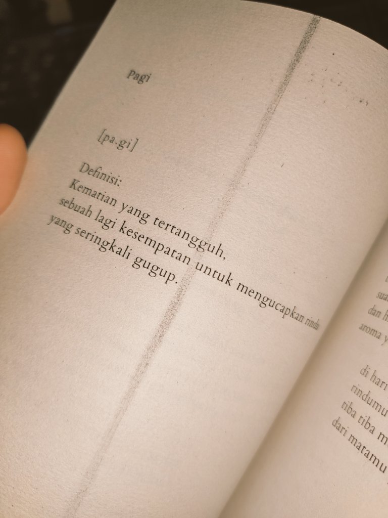 AinulTajul's tweet photo. Mendarat dua hari lepas tapi baru sempat belek pagi ni. 

Melewati cetakan saring &amp; benang jahitan pada tulang buku; sensasi rasa yang sedikit berbeza berbanding naskhah komersial yang lain.

#ringis https://t.co/Jz7HUQzC63