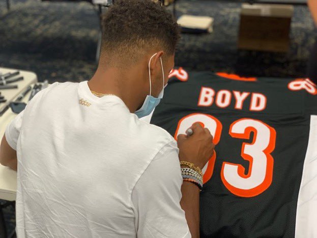 bengaljims_BTR's tweet image. I’m giving away a Tyler Boyd autographed jersey!

To enter:
Retweet this tweet
Follow @TSECincinnati
Follow @bengaljims_BTR 

We’ll pick a winner on Saturday before the game! #Bengals 

Good luck!