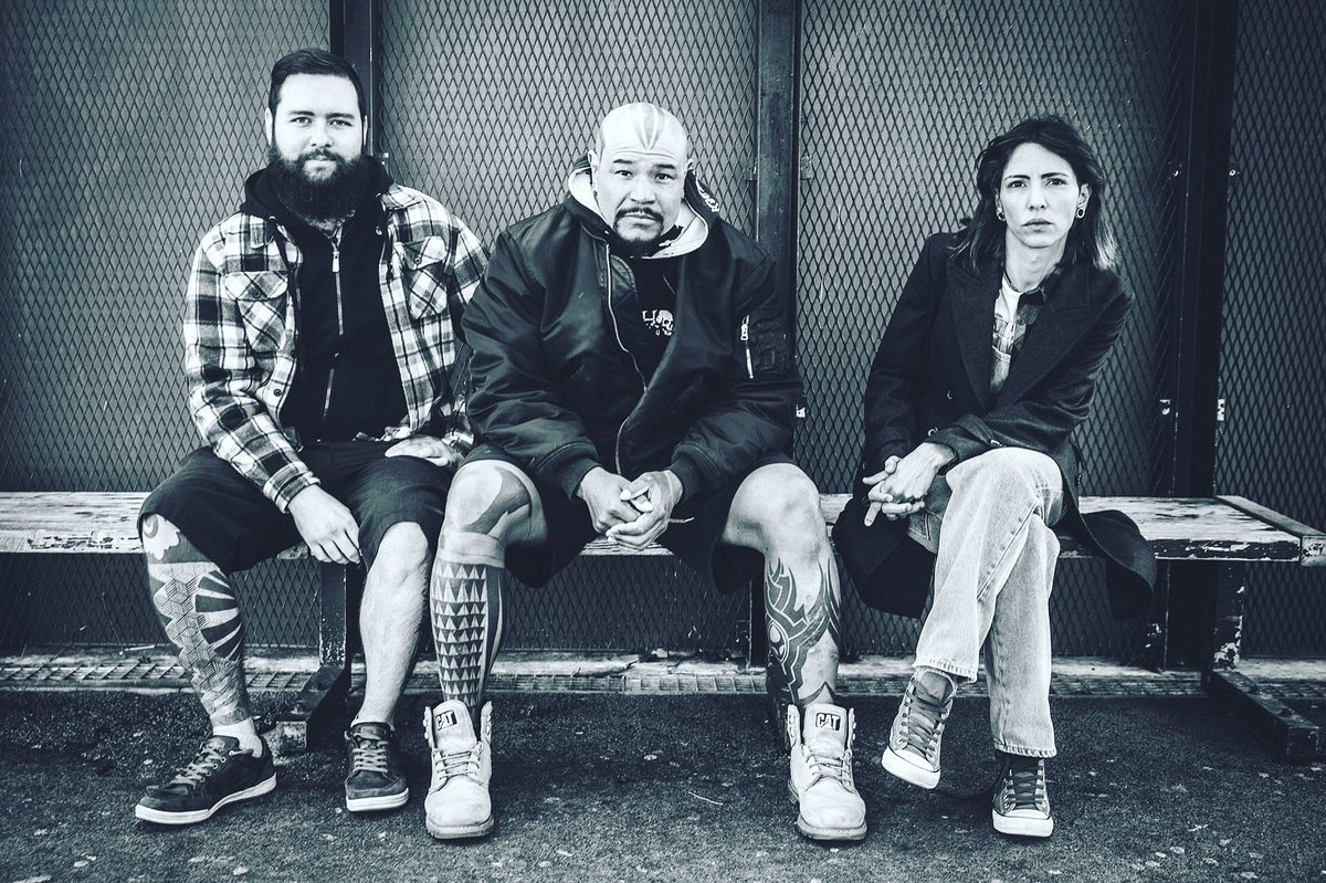 AmSamstagBand's tweet photo. We’re from #Switzerland . We play #rockmusic aka #grunge and #punk . #NewAlbum out in March. Xoxo https://t.co/WwkqCoSrXh