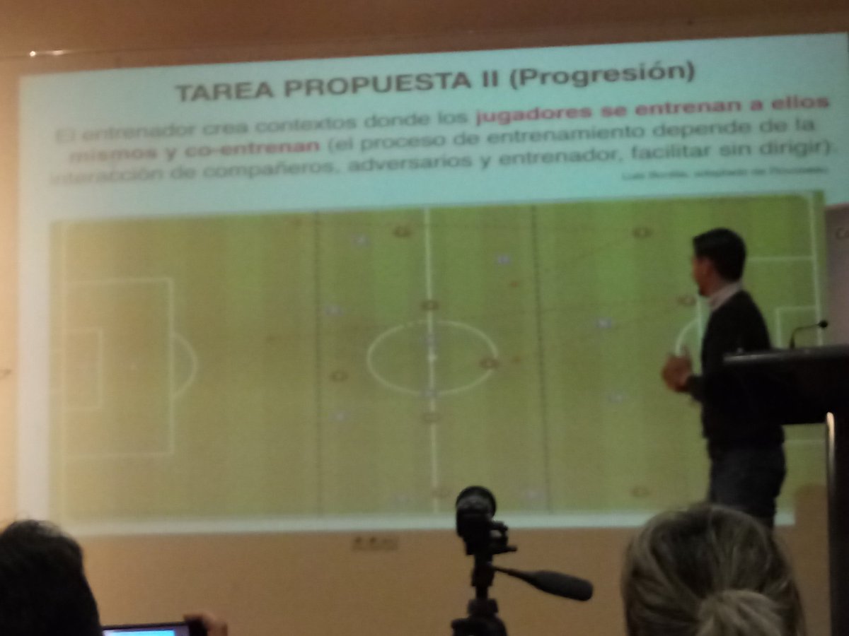 Tareas de grandes espacios, con jugadores. Con pocas reglas de provocación. En este caso 11vs11 a campo entero. Única regla: progresar pasando por zona central o sin pasar por zona central. Descubrimiento guiado. Ponencia de Padilla. <a href="/RafaelPerezGue/">Rafael Pérez Guerrer</a>