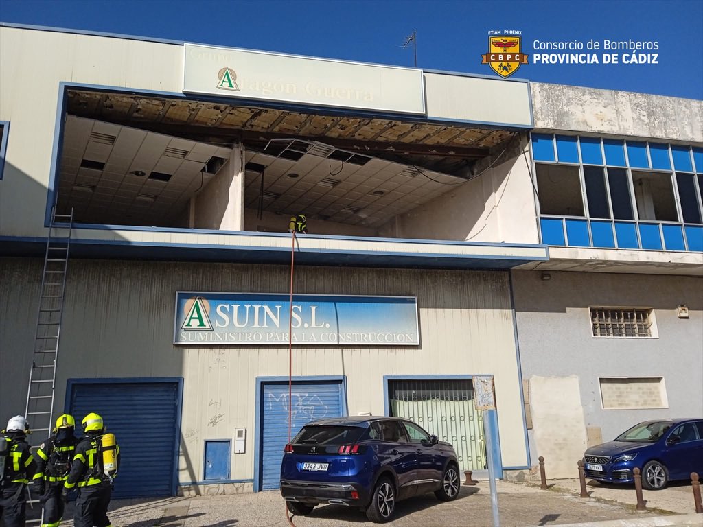 BomberosCbpc's tweet photo. 🔴#Incendio de diversos #enseres, en Cádiz, en #nave industrial #sinuso en Polígono exterior de #ZonaFranca. Una dotación de bomberos de #CBPC en el parque de Cádiz con un vehículo autobomba. Una hora de actuación. https://t.co/nJJVCCMzcs