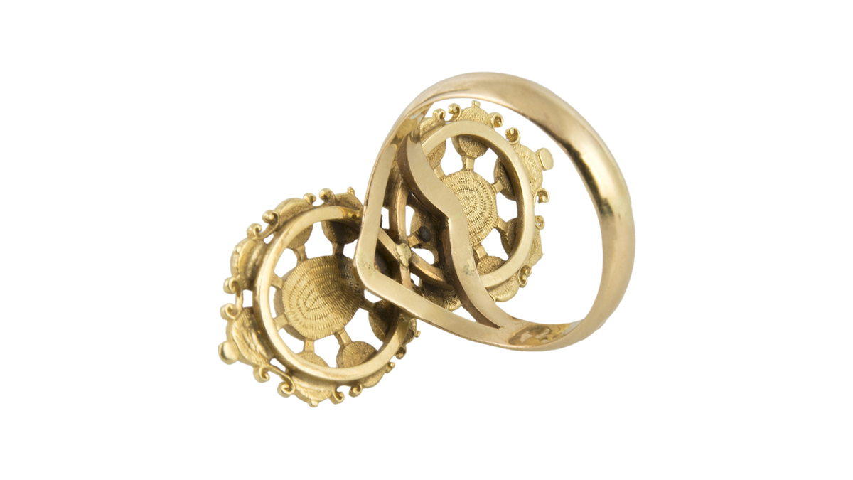 Antique ring in gold set with diamonds. Arm restored at a later date.

Sortija antigua en oro con diamantes. Brazo restaurado con posterioridad.

numinsa.com/joyas/anillos

#vintagejewelry #joyeriaantigua #bijouxanciens #numinsa #joyasvintage #bijouxaddict