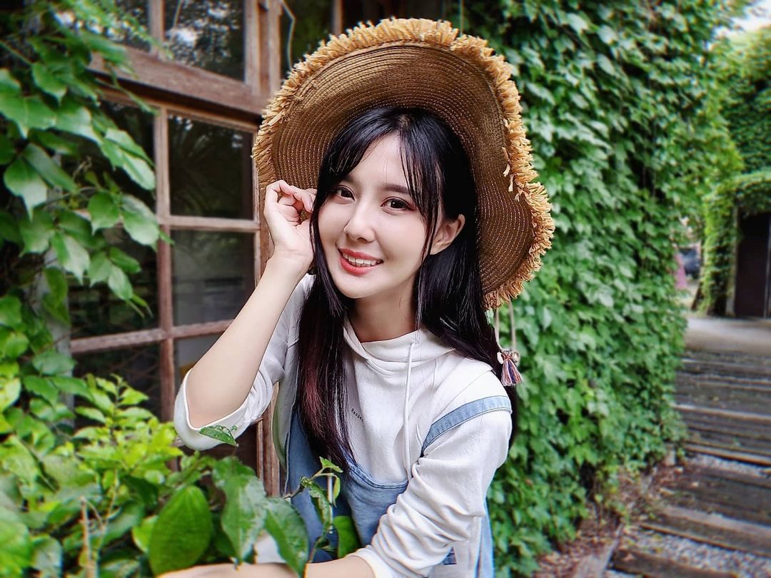 Even the smallest hut has enough space for a couple of lovers.