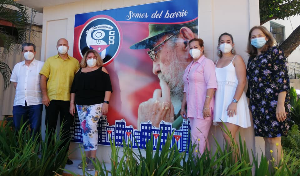 Nos visitan en la sede de los #CDRCuba José Luis Centella, Presidente del Partido Comunista de España y Gloria Aguilar, Presidenta de la Asociación de Cooperación Internacional Patrice Lumumba, hermanos desde la lucha por la liberación de #LosCinco #Cuba #CubaVive #SomosDelBarrio