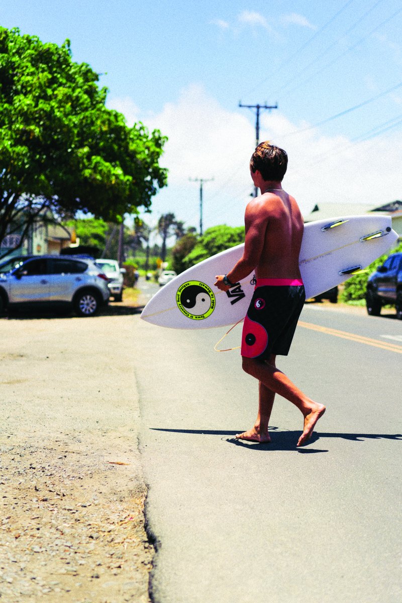 A Vans celebra os 50 anos da Town &amp; Country com uma coleção inspirada no Havaí e no espírito divertido do surf. A colaboração está disponível em revendedores autorizados, nas Vans Stores e em vans.com.br.