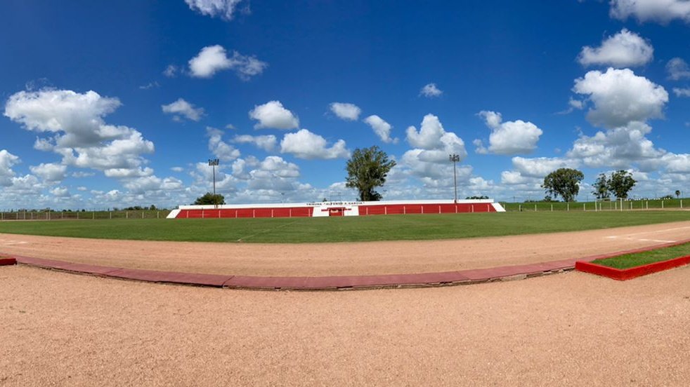 CerroLargoFc's tweet photo. 🏟️ 

El año pasado Tacuarembó, este año Treinta y Tres.

¿Será que no podremos jugar en el Interior?

¿Dónde queda la integración?

🏆 Quieren jugar Copa Uruguay...

¿Se jugarán todos los partidos en Montevideo?

Así imposible.

QUEREMOS JUGAR EN EL INTERIOR, CON NUESTRA GENTE. https://t.co/8su8kVBn4j