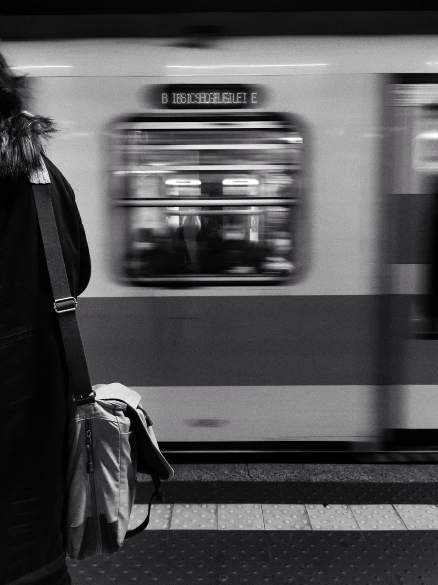 eugenia_serena's tweet photo. Ma quali buoni amici maledetti
.
#imthepassenger #outofthephone #ourstreets #streetstyle #streetphotography #bw #bwphoto #Milano
.
https://t.co/Km89OKuBAZ
.
Photo by Eugenia https://t.co/QayhkuTYkp