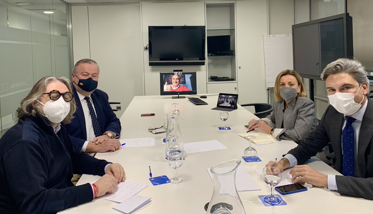 Reunión de la Comisión Nacional de Fomento en nuestra sede de Génova para ratificar nuestra oposición a la imposición de #peajes por circular por las autovías que va a aprobar Sánchez la próxima semana. Es un atraco a mano armada al bolsillo de los españoles. No podemos tolerarlo