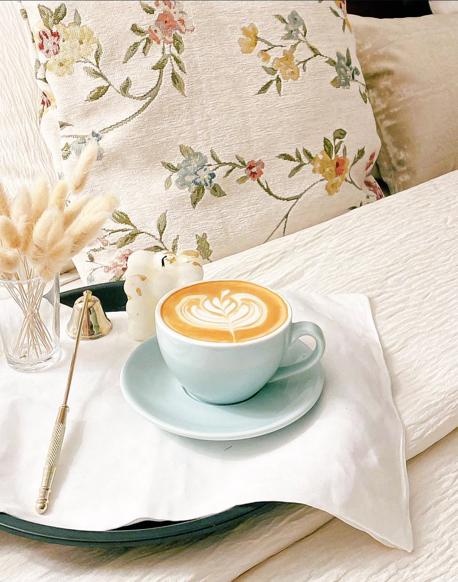 أيام صعبة وقاسية تمر عليك في حين إنك محتاج من صماصيم قلبك لحضن ومواساة وبكاء على صدر من تحب، ولكنك تؤمن بقدر إحتياجك بأن ما كل ما يتمناه المرء يدركهُ، وتندب حظك لأنك تعلم أن هذا الحزن لا يزول بغير أمنيتك ولا حول لك ولا قوة في تحقيقها.