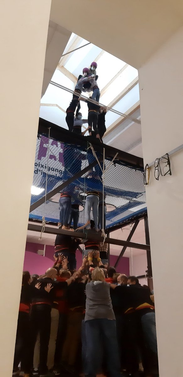 moixiganguers's tweet photo. Tornem a Les Cotxeres!!! 🥳🥳
Demà reprenem els assajos en horari habitual: Dimecres a les 8 (7 els #minimoixis) i divendres a les 9:30h.
A més,aquest divendres presentarem el Calendari 2022 d'actuacions 📆 😊
Tornen els castells, tornem els Moixiganguers.
NO HI FALTIS!!! https://t.co/9FVg1EwMJN