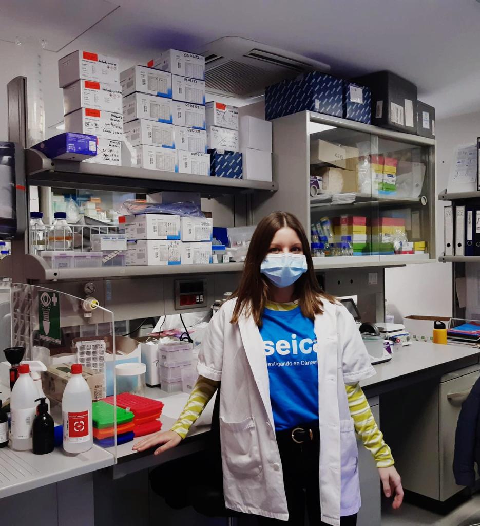 teixido_c's tweet image. Hoy, detectives del cáncer del @idibaps @hospitalclinic  nos hemos sumado a esta bonita iniciativa de #ASEICAMujer #CONOCELAS.  @NReguart @LauraMezquitaMD @elbamarinp 👩‍🔬👩‍⚕️
Si #YoPuedoTúPuedes. @ASEICAnews