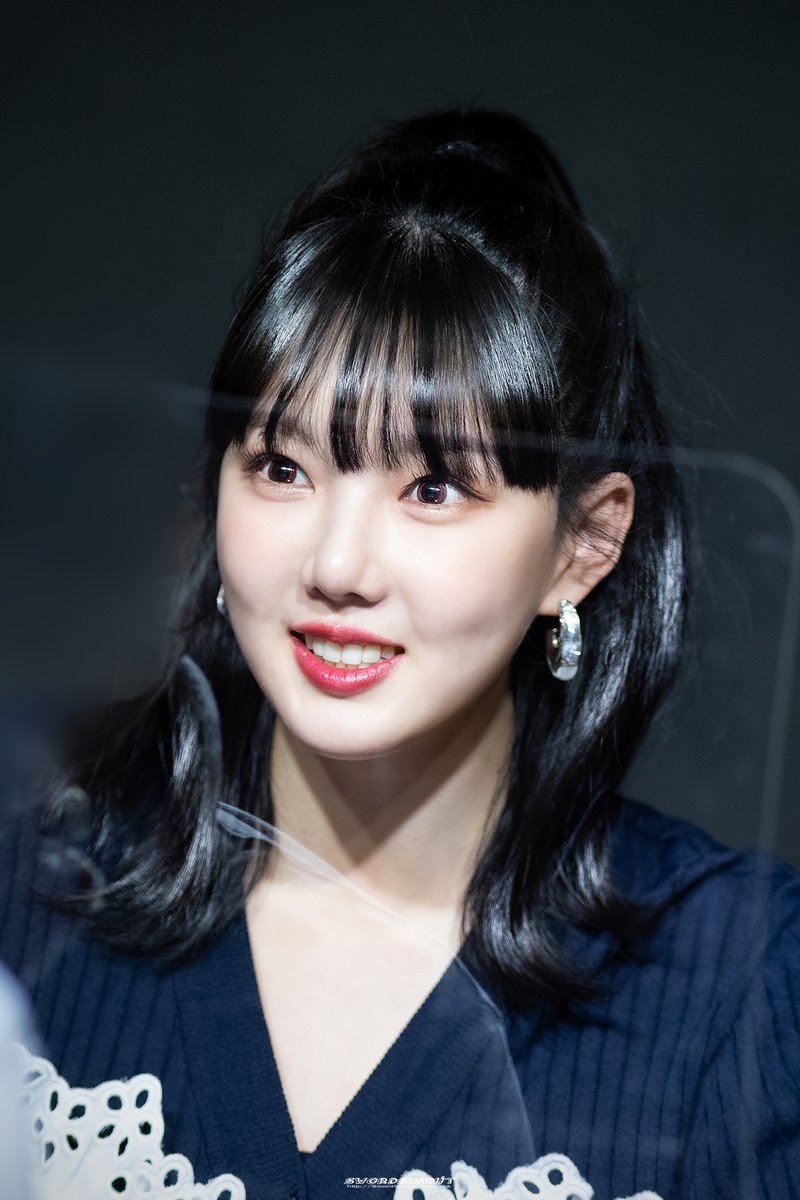 SSSJ1ST's tweet photo. 220205 시즌그리팅팬싸인회 @YERIN_OFFICIAL_ #정예린 #예린 https://t.co/QMXc51gdWe