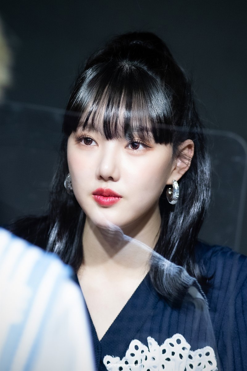 SSSJ1ST's tweet photo. 220205 시즌그리팅팬싸인회 @YERIN_OFFICIAL_ #정예린 #예린 https://t.co/QMXc51gdWe