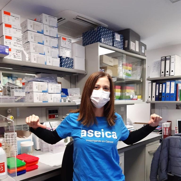 teixido_c's tweet image. Hoy, detectives del cáncer del @idibaps @hospitalclinic  nos hemos sumado a esta bonita iniciativa de #ASEICAMujer #CONOCELAS.  @NReguart @LauraMezquitaMD @elbamarinp 👩‍🔬👩‍⚕️
Si #YoPuedoTúPuedes. @ASEICAnews