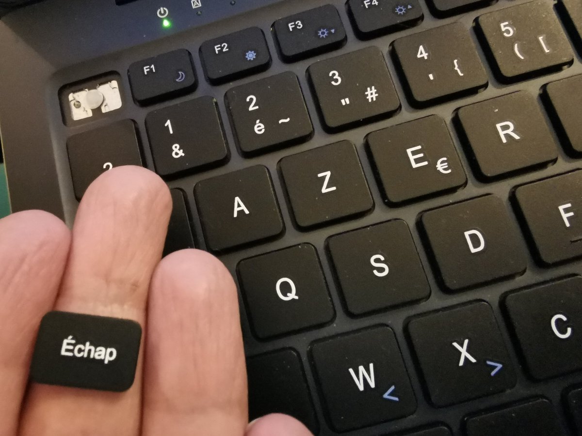 SentisSylvie's tweet photo. La touche "Echap" de mon ordinateur fourni par la région Île de France pour travailler s'est échappé. Dois-je y voir un signe ? #echap #ordinateursregion https://t.co/0sSymx6OKy