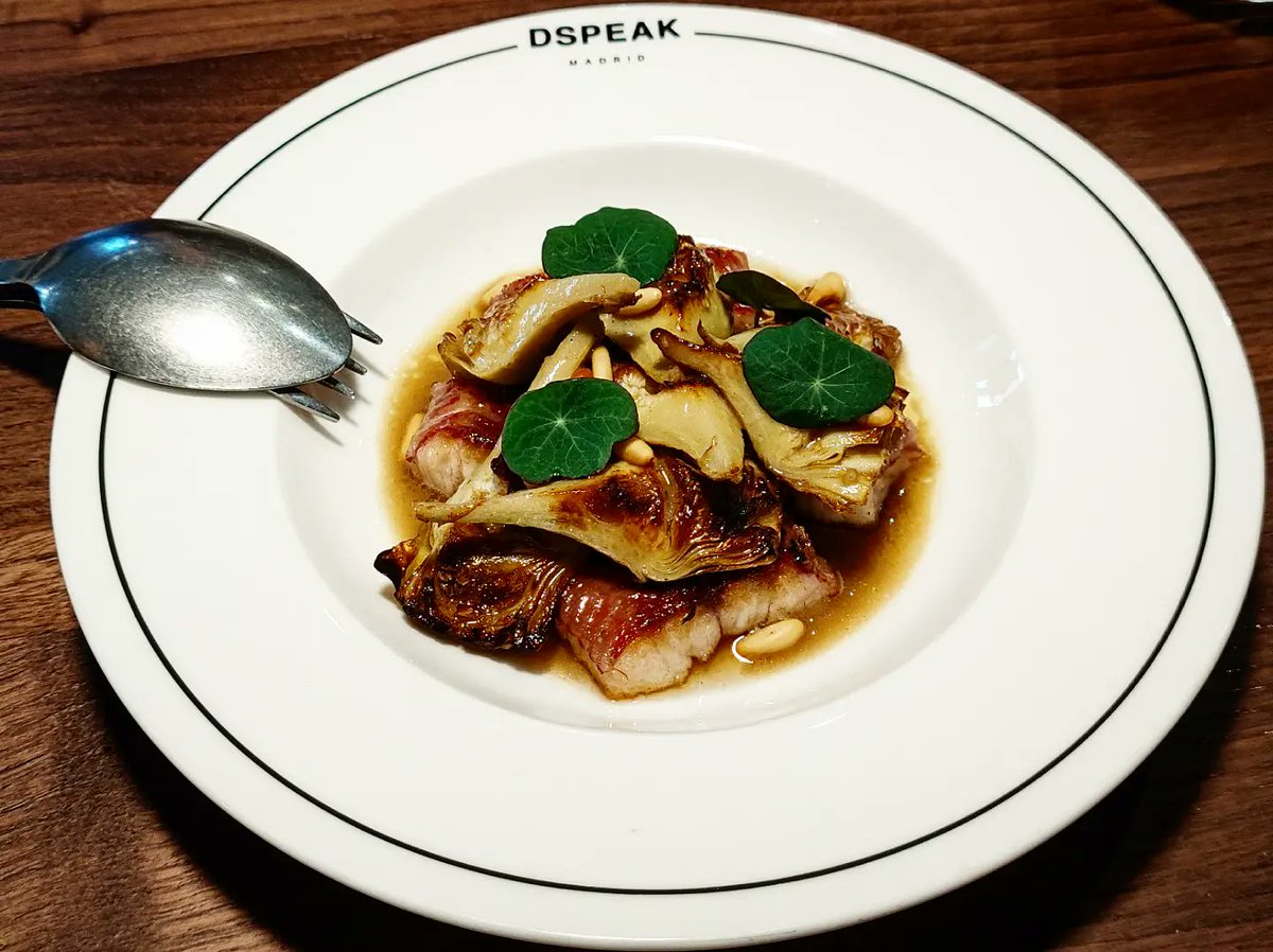 lmgastronomia's tweet photo. Berenjena, sésamo, almendras

Anguila ahumada, alcachofas

Tartaleta de calabaza, crema de curry, coco

Carabinero roll, jalapeño, menta

#DSPEAK #DiegoGuerrero https://t.co/C4zaog2kmh