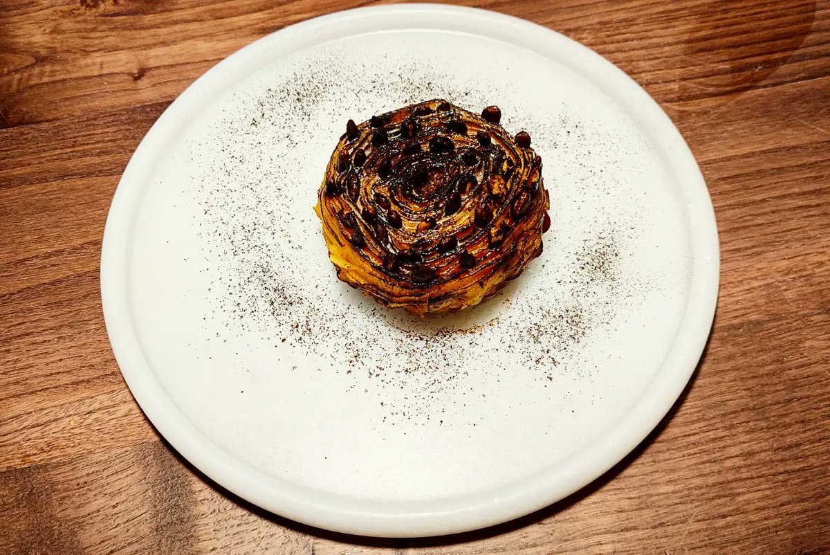 lmgastronomia's tweet photo. Berenjena, sésamo, almendras

Anguila ahumada, alcachofas

Tartaleta de calabaza, crema de curry, coco

Carabinero roll, jalapeño, menta

#DSPEAK #DiegoGuerrero https://t.co/C4zaog2kmh