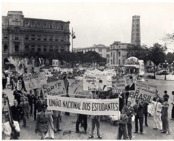uneoficial's tweet photo. Os primeiros anos da UNE acompanharam a eclosão da 2° Guerra Mundial (1939-1945).Os estudantes brasileiros opuseram-se desde início ao nazi-fascismo de Adolf Hitler, e chegaram a confrontar diretamente os apoiadores do fascismo, que buscavam maior espaço para a ideologia no país. https://t.co/4WpNwIxs6s
