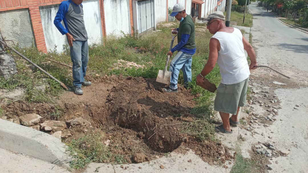 SalaCercado's tweet photo. Hoy 8/2022, la STA MS El Cercado, a través de la cuadrilla comunitaria, reparando averías en la Calle paso real de la comunidad terrazas de CHIRGUA 1 PARTE ALTA esquina Edificio San Gabriel.

.@HidrolaraCA_ 
#solicitamospozo3 y #transformador @AdolfoP_Oficial https://t.co/wN82t59i8u