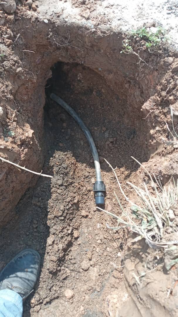 Hoy 8/2022, la STA MS El Cercado, a través de la cuadrilla comunitaria, reparando averías en la Calle paso real de la comunidad terrazas de CHIRGUA 1 PARTE ALTA esquina Edificio San Gabriel.

.<a href="/HidrolaraCA_/">Hidrolara C.A.</a> 
#solicitamospozo3 y #transformador <a href="/AdolfoP_Oficial/">Adolfo Pereira Gobernador</a>