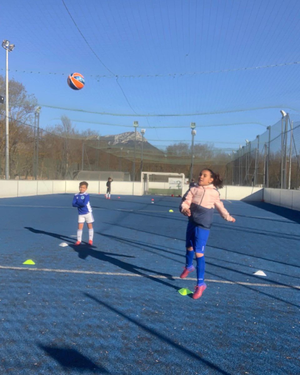 KaronSports's tweet photo. Stage KaronSports février 2022 jour 2 :
🤾🏻♂️🏉 Activités multisports (touch rugby / handball)
🍴 pause déjeuner
⚽️ quizz football
🟩 activités ludiques
🟩 jeux
⚽️ matchs
🟩 fin de journée
#karonsports #stagesfootball #multipsorts #sport https://t.co/tZaJsbLwDj