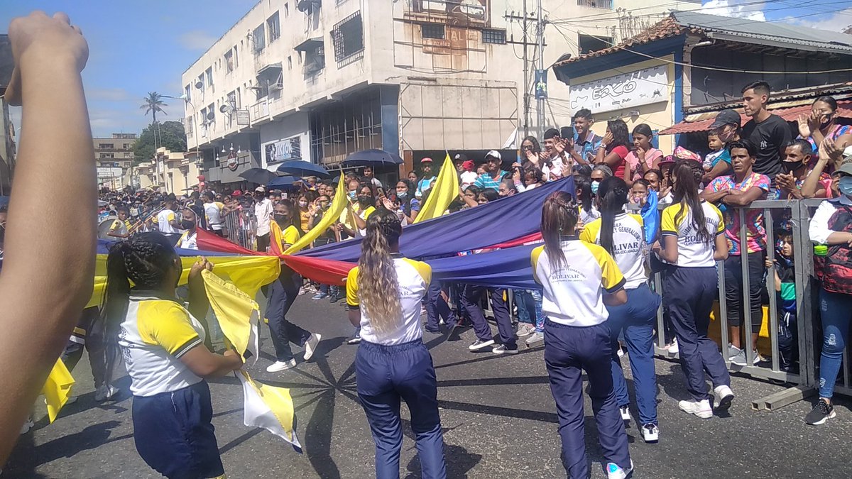 MYovao120's tweet photo. El cuadro de novia de la juventud  acompaño el desfile Estudiantil junto a nuestro alcalde @juancarlospsuv , felicidades a todos los participantes .
@NicolasMaduro @_LaAvanzadora @KarinaEsAragua @leoalvacabrera @ZE_Aragua https://t.co/NdBdO6MwU3